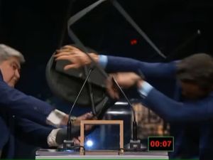 مرشح يضرب منافسه في الانتخابات بالكرسي مرشح يضرب منافسه في الانتخابات بالكرسي