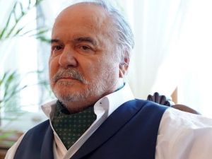ما حقيقة انسحاب تشتين تكيندور وأوزنور سرشيلر من مسلسل "طائر الرفراف" .. لم يظهرا في الحلقة الأولى؟