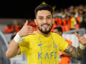 أليكس تيليس يبحث عن وجهة جديدة بعد فسخ عقده مع النصر