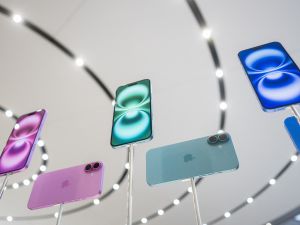 Apple iPhone 16 and Huawei Mate XT