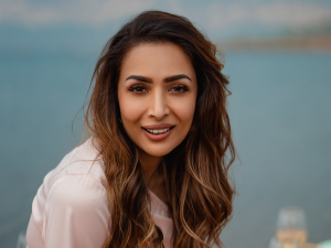 تفاصيل انتحار والد الممثلة الهندية ماليكا أرورا