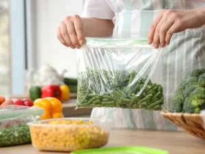 5 أطعمة تحتوي على أعلى كمية من البلاستيك الدقيق
