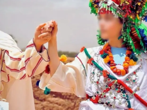 قبلة بالزي الأمازيغي قبلة بالزي الأمازيغي