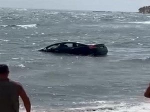 سكران يغسل سيارته في البحر.. حادثة غريبة تهز دهب سكران يغسل سيارته في البحر.. حادثة غريبة تهز دهب