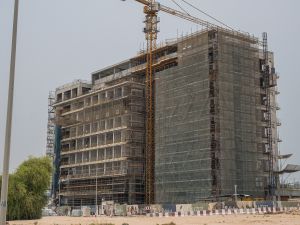  أعلنت عزيزي للتطوير العقاري، المطوّر الخاص الرائد في دولة الإمارات العربية المتحدة، عن إنجاز 56% من أعمال البناء في مشروع عزيزي فيستا في مدينة دبي للاستوديوهات، إحدى أكثر المناطق السكنية تميزًا في دبي، ويتكوّن من استوديوهات وشقق بغرفة نوم واحدة وغرفتين، ومن المقرر اكتمال المشروع خلال الربع الثاني من عام 2025. وتشهد أعمال البناء في المشروع تقدماً بوتيرة متسارعة، حيث بلغت نسبة التشطيبات الإجمالية 37%، فيما تمّ الانتهاء من أعمال الهيكل بالكامل، ووصلت نسبة أعمال الطابوق إلى 99%، والتكسية الداخلية إلى 95%، وأعم