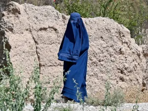 طلب الرجل من عدد من عناصر طالبان التكبير بعد الانتهاء من جلد المرأة