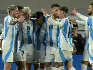 Argentina's midfielder Paulo Dybala (2nd L) celebrates with teammates after scoring during the 2026 FIFA World Cup South American qualifiers football match between Argentina and Chile at the Mas Monumental stadium in Buenos Aires on September 5, 2024. (Photo by JUAN MABROMATA / AFP)