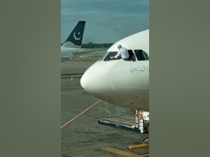 هل سبق أن رأيت طيارًا ينظف زجاج طائرته قبل الإقلاع؟  هل سبق أن رأيت طيارًا ينظف زجاج طائرته قبل الإقلاع؟