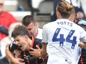 لاعب "يعض" منافسه في إنجلترا لاعب "يعض" منافسه في إنجلترا