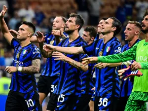 Inter Milan's Argentine forward #10 Lautaro Martinez and teammates cheer supporters at the end of the Italian Serie A football match between Inter Milan and Atalanta at San Siro Stadium in Milan, Italy on August 30, 2024. (Photo by Piero CRUCIATTI / AFP)