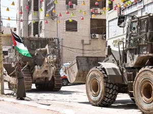 مسن فلسطيني يتحدى جرافات الاحتلال الاسرائيلي
