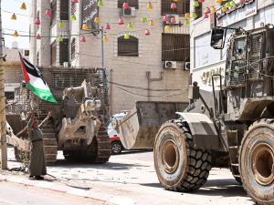 مسن فلسطيني يتحدى جرافات الاحتلال الاسرائيلي