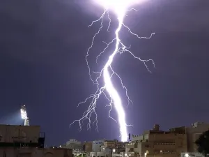 صواعق رعدية مخيفة في سماء جدة