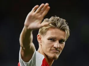 Arsenal's Norwegian midfielder #08 Martin Odegaard waves to supporters at the end of the pre-season friendly football match between Arsenal and Bayer 04 Leverkusen at the Emirates Stadium in London on August 7, 2024. (Photo by Glyn KIRK / AFP)