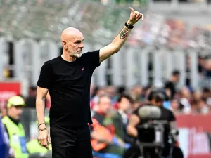 AC Milan's Italian coach Stefano Pioli gestures during the Italian Serie A football match between AC Milan and Lecce at San Siro Stadium, in Milan on April 6, 2024. (Photo by GABRIEL BOUYS / AFP)