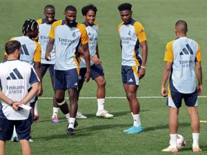 (From L) Real Madrid's Brazilian forward #07 Vinicius Junior, Real Madrid's French defender #23 Ferland Mendy, Real Madrid's German defender #22 Antonio Ruediger, Real Madrid's Brazilian forward #16 Endrick, Real Madrid's French defender #14 Aurelien Tchouameni and Real Madrid's French forward #09 Kylian Mbappe take part in a training session at the club's training ground of Valdebebas ahead of their Liga football match against Real Betis, in Madrid on August 31, 2024. (Photo by Thomas COEX / AFP)
