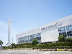 SpaceX launches a capsule to rescue NASA astronauts 