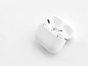 AirPods 4: new features to assist people with hearing challenges