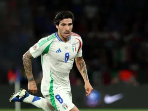 Italy's midfielder #08 Sandro Tonali controls the ball during the UEFA Nations League Group A2 football match between France and Italy at the Parc des Princes in Paris on September 6, 2024. (Photo by FRANCK FIFE / AFP)