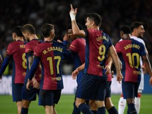 ليفاندوفسكي يقود برشلونة لاكتساح إشبيلية (Photo by Josep LAGO / AFP)