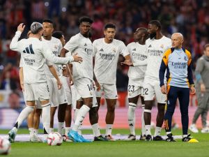 ريال مدريد يواجه ليل خارج أرضه اليوم (Photo by OSCAR DEL POZO / AFP)