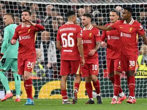 ليفربول يواجه كريستال بالاس في لندن Liverpool's Argentinian midfielder #10 Alexis Mac Allister (3R) celebrates scoring the opening goal during the UEFA Champions League league stage football match between Liverpool and Bologna at Anfield in Liverpool, north west England on October 2, 2024. (Photo by Paul ELLIS / AFP)