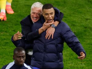 صورة أرشيفية لمبابي وديشامب (Photo by Odd ANDERSEN / AFP)