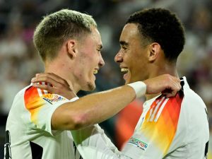 جمال موسيالا (يمين) وفلوريان فيرتز (Photo by John MACDOUGALL / AFP)