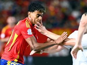 لامين يامال يتعرض للمضايقات خلال المباراة (Photo by JOSE JORDAN / AFP)