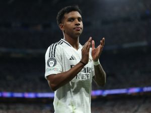 رغم الإغراءات الكبيرة..مهاجم ريال مدريد يبقى وفياً للفريق