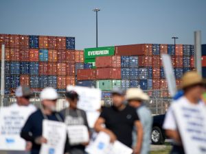 US port workers suspend strike following agreement on 62% pay increase