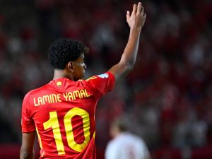 لامين يامال يثير قلق برشلونة بعد تعرضه لإصابة مع المنتخب