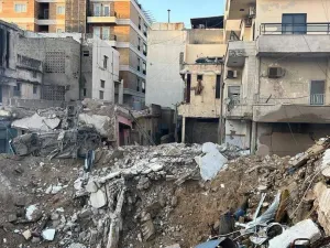 دمار في حي الرمل بمدينة صور
