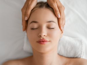 تدليك الرأس أسبوعيًا يساعد في تعزيز صحة الدماغ
