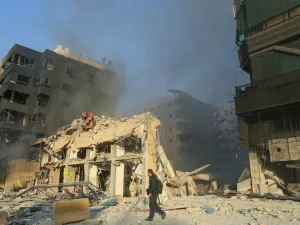 غارات جوية مكثفة على عدة أحياء في مدينة صور 