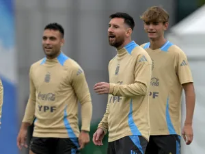 Argentina's forward Lionel Messi (C) gestures during a training session in Ezeiza, Buenos Aires province, on October 14, 2024, on the eve of the FIFA World Cup 2026 qualifier football match against Bolivia. (Photo by JUAN MABROMATA / AFP)