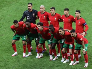Portugal players pose ahead of the UEFA Euro 2024 round of 16 football match between Portugal and Slovenia at the Frankfurt Arena in Frankfurt am Main on July 1, 2024. (Photo by Daniel ROLAND / AFP)