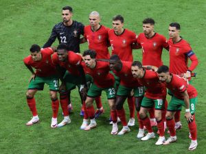 Portugal players pose ahead of the UEFA Euro 2024 round of 16 football match between Portugal and Slovenia at the Frankfurt Arena in Frankfurt am Main on July 1, 2024. (Photo by Daniel ROLAND / AFP)