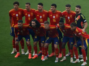 Spain players pose for a picture during the UEFA Euro 2024 final football match between Spain and England at the Olympiastadion in Berlin on July 14, 2024. (Photo by Odd ANDERSEN / AFP)