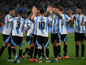 الأرجنتين تتطلع لاستفاقة أمام بيرو (Photo by Luis ROBAYO / AFP)