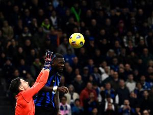 مواجهة مرتقبة بين عملاقي الدوري الإيطالي (Photo by Isabella BONOTTO / AFP)