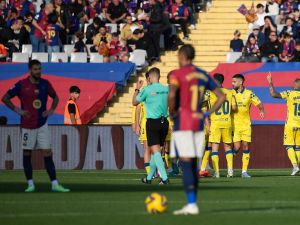 برشلونة يمنح ريال مدريد فرصة كبيرة لانتزاع الصدارة بعد إخفاقه على ملعبه (Photo by Josep LAGO / AFP)