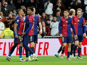 برشلونة مرشح للتغلب على إسبانيول Barcelona's Brazilian forward #11 Raphinha (L) celebrates scoring his team's fourth goal during the Spanish league football match between Real Madrid CF and FC Barcelona at the Santiago Bernabeu stadium in Madrid on October 26, 2024. (Photo by OSCAR DEL POZO / AFP)