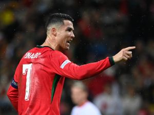 رونالدو يتألق من جديد (Photo by Miguel RIOPA / AFP)