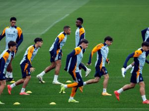 جانب من تدريبات ريال مدريد التحضيرية لمواجهة أوساسونا (Photo by OSCAR DEL POZO / AFP)