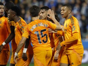 ريال مدريد يقلص الفارق مع برشلونة المتصدر إلى 4 نقاط (Photo by OSCAR DEL POZO / AFP)