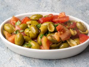 وصفة سلطة الزيتون الأخضر السريعة