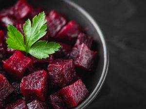 طريقة عمل سلطة الشمندر المتوسط والزيتون