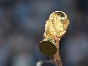 قرعة مرتقبة لتصفيات أوروبا المؤهلة لكأس العالم 2026 (Photo by Paul ELLIS / AFP)