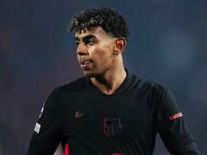 لامين يامال نجم برشلونة (Photo by Pedja Milosavljevic / AFP)